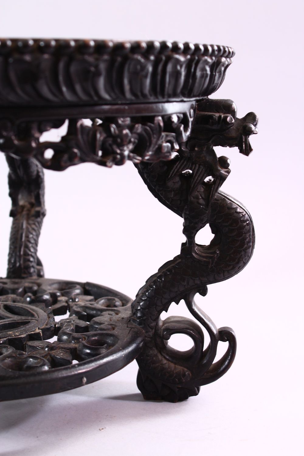 A GOOD CHINESE CARVED HARDWOOD STAND, with inlaid marble top, 22cm high, 30cm diameter. - Image 3 of 4