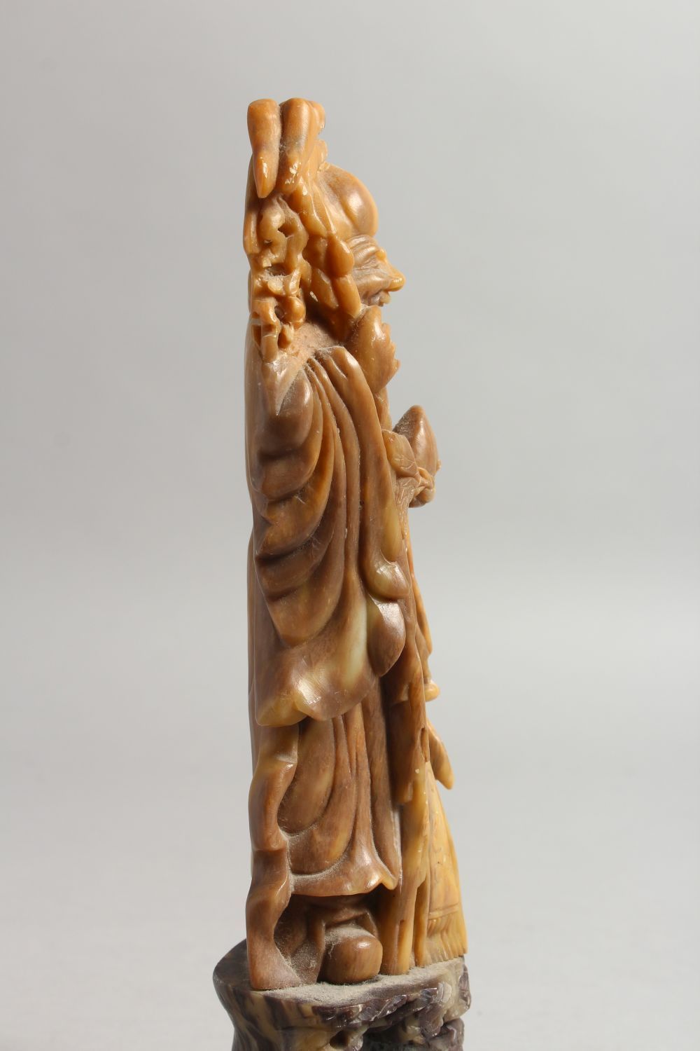 A GOOD 19TH / 20TH CENTURY CHINESE CARVED SOAPSTONE FIGURE OF SHOU LAO, stood on a carved stone base - Image 5 of 6