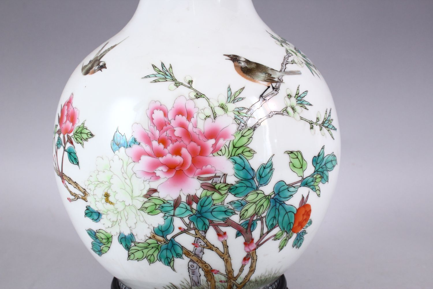 A CHINESE REPUBLIC STYLE FAMILLE ROSE PORCELAIN VASE, decorated with birds amongst native flora, - Image 2 of 5