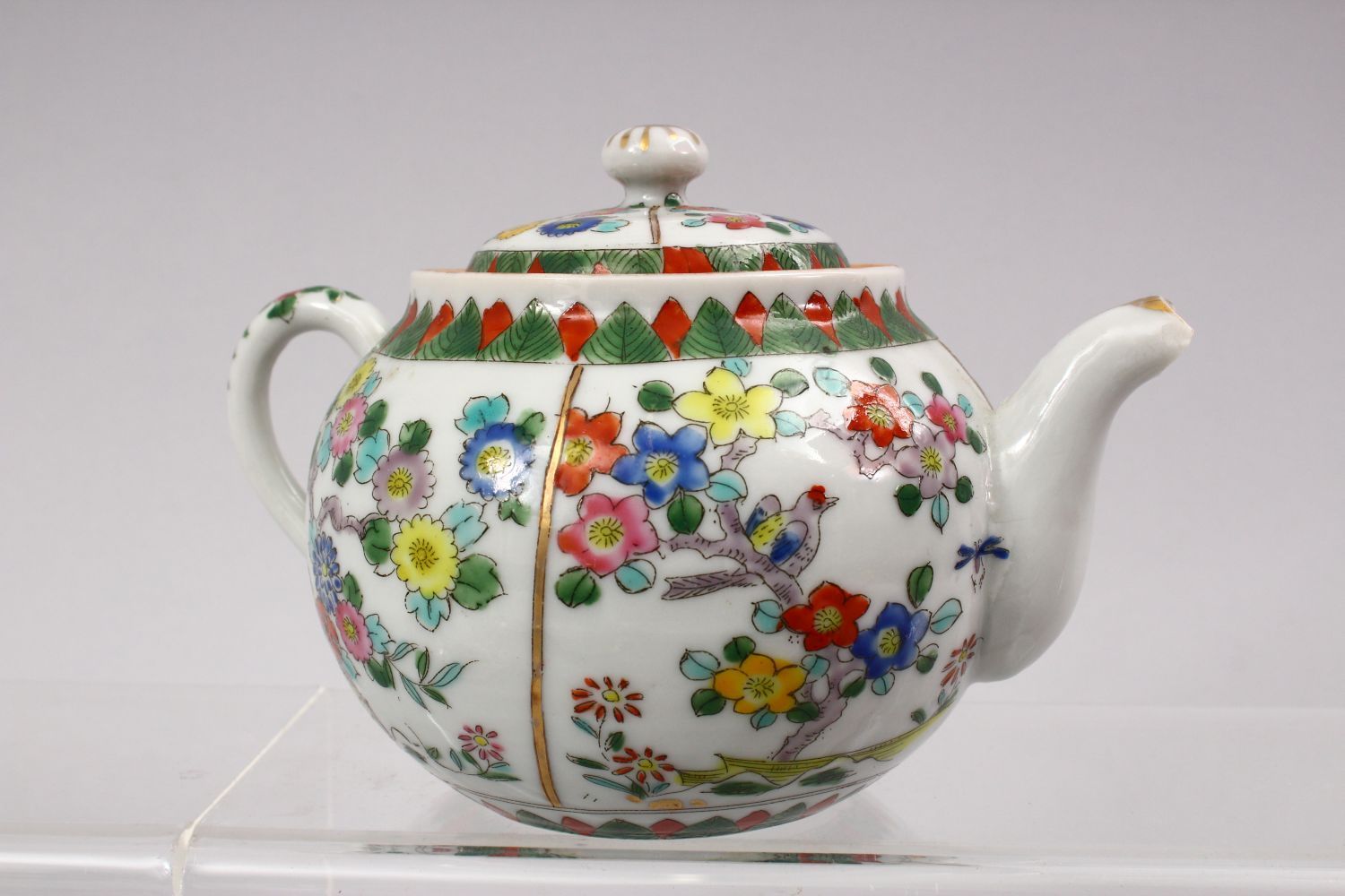 AN ORIENTAL FAMILLE ROSE PORCELAIN PART TEA SERVICE, WITH FLORAL DECORATION, the bases with black - Image 5 of 6