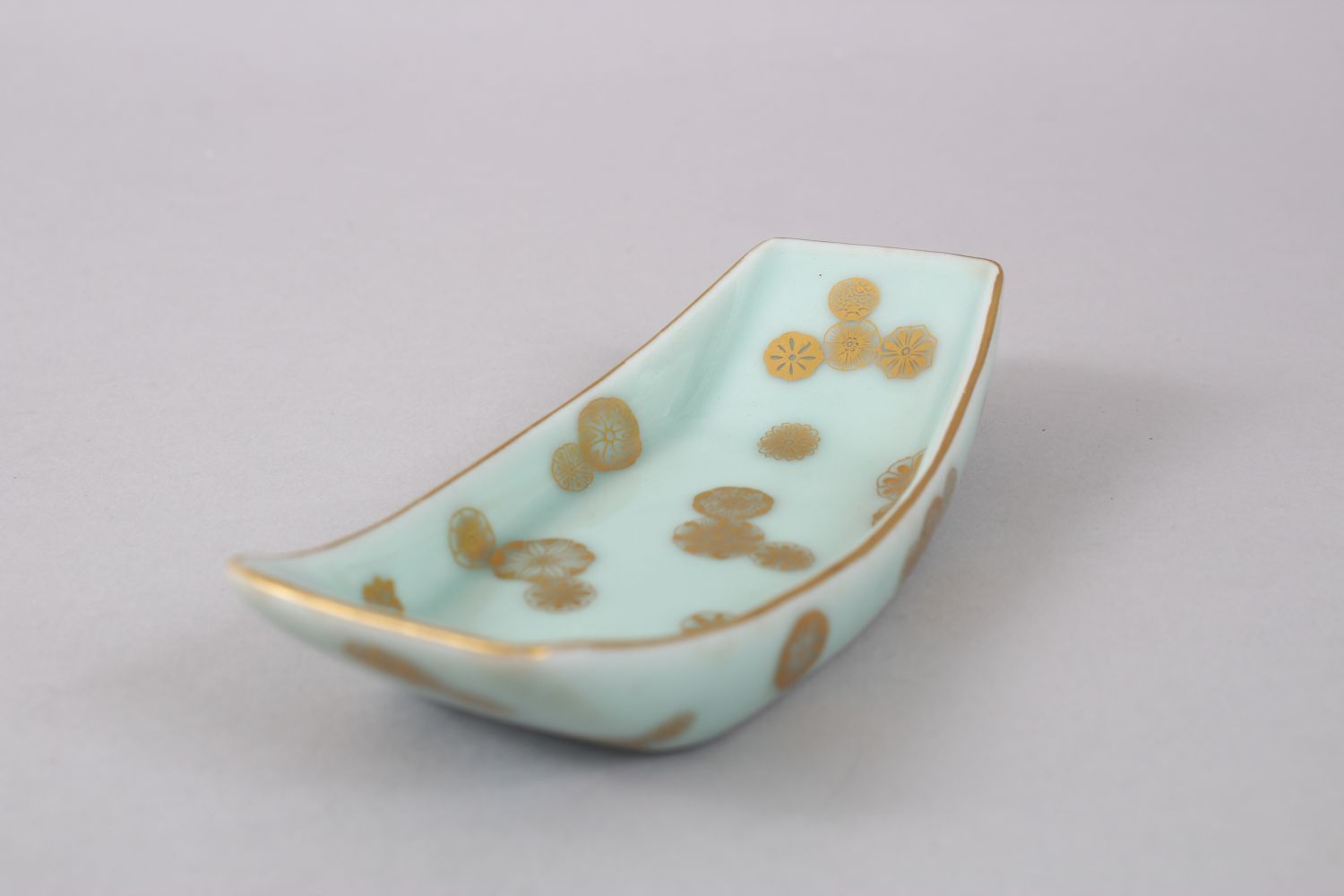 A GOOD CHINESE QIANLONG STYLE CELADON & GILT PORCELAIN TEA CUP SAUCER, the boat shaped vessel - Image 3 of 5