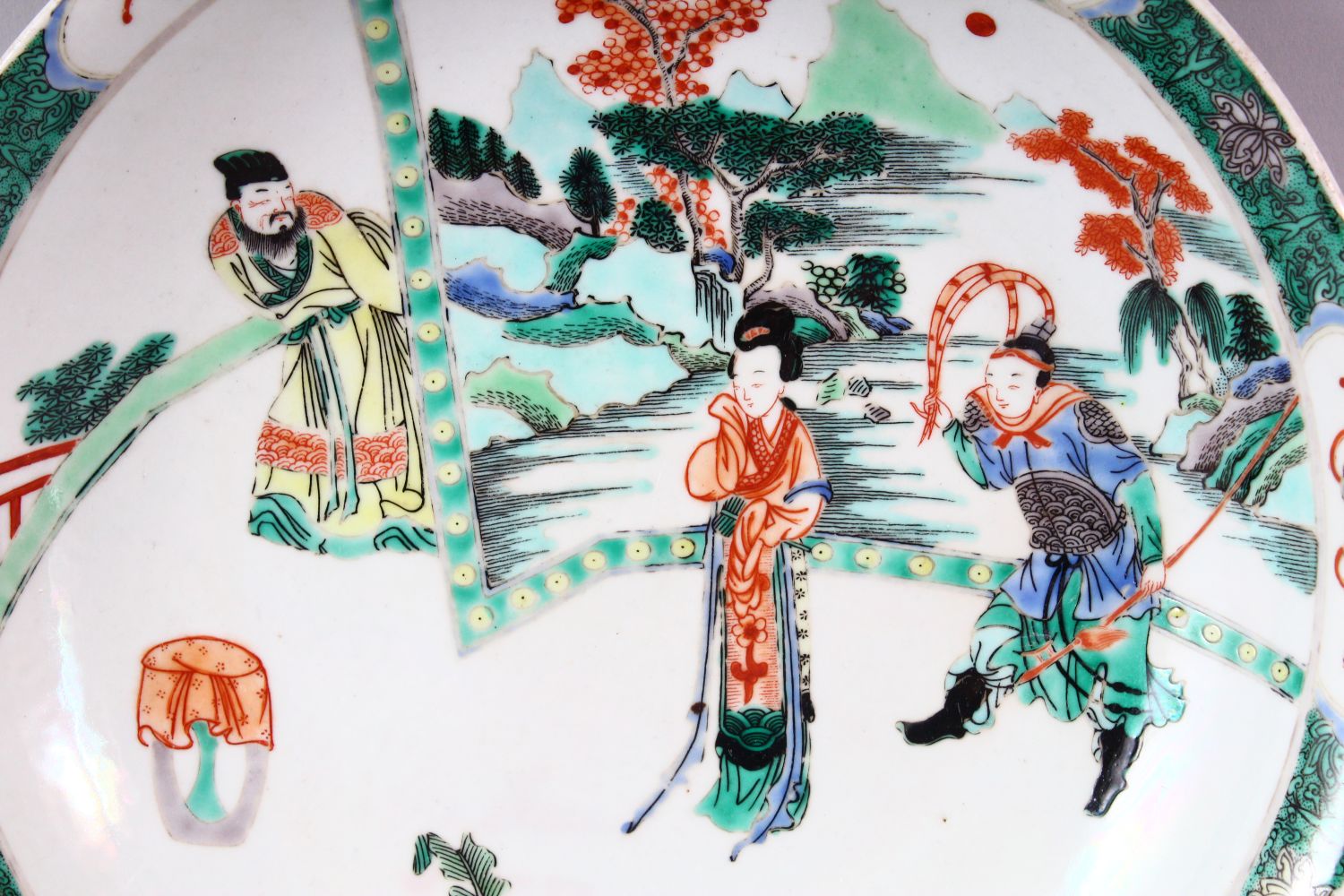 A CHINESE FAMILLE VERTE CIRCULAR PORCELAIN DISH, painted with figures in a garden setting, Kangxi - Image 2 of 5