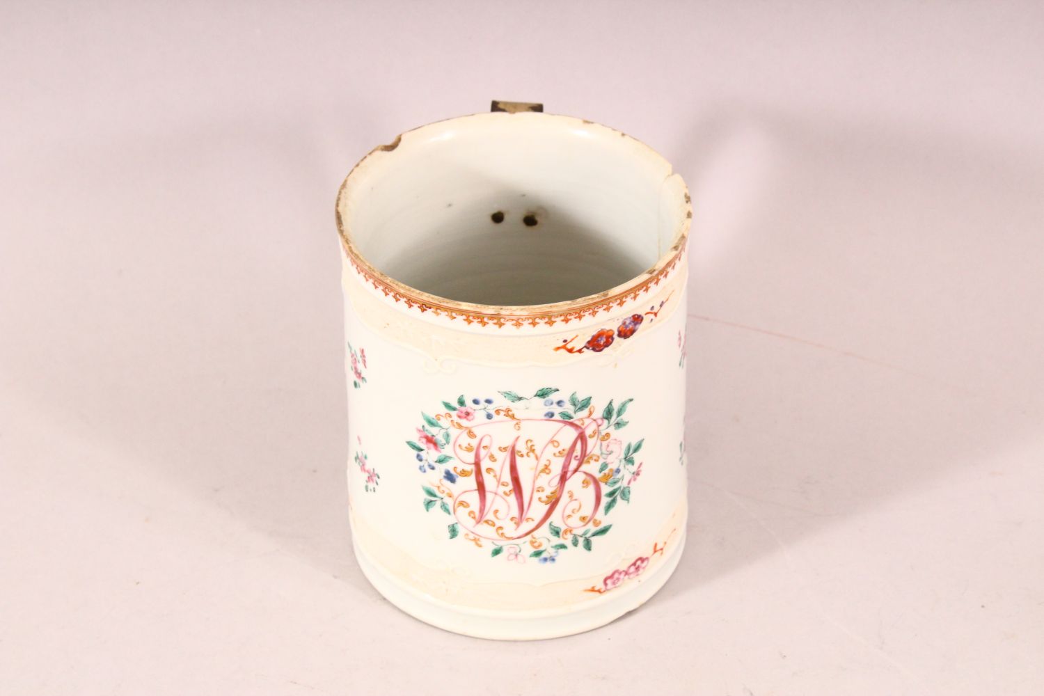 A 19TH CENTURY CHINESE FAMILLE ROSE EXPORT TANKARD, painted with monogram and floral sprays (AF), - Image 2 of 6