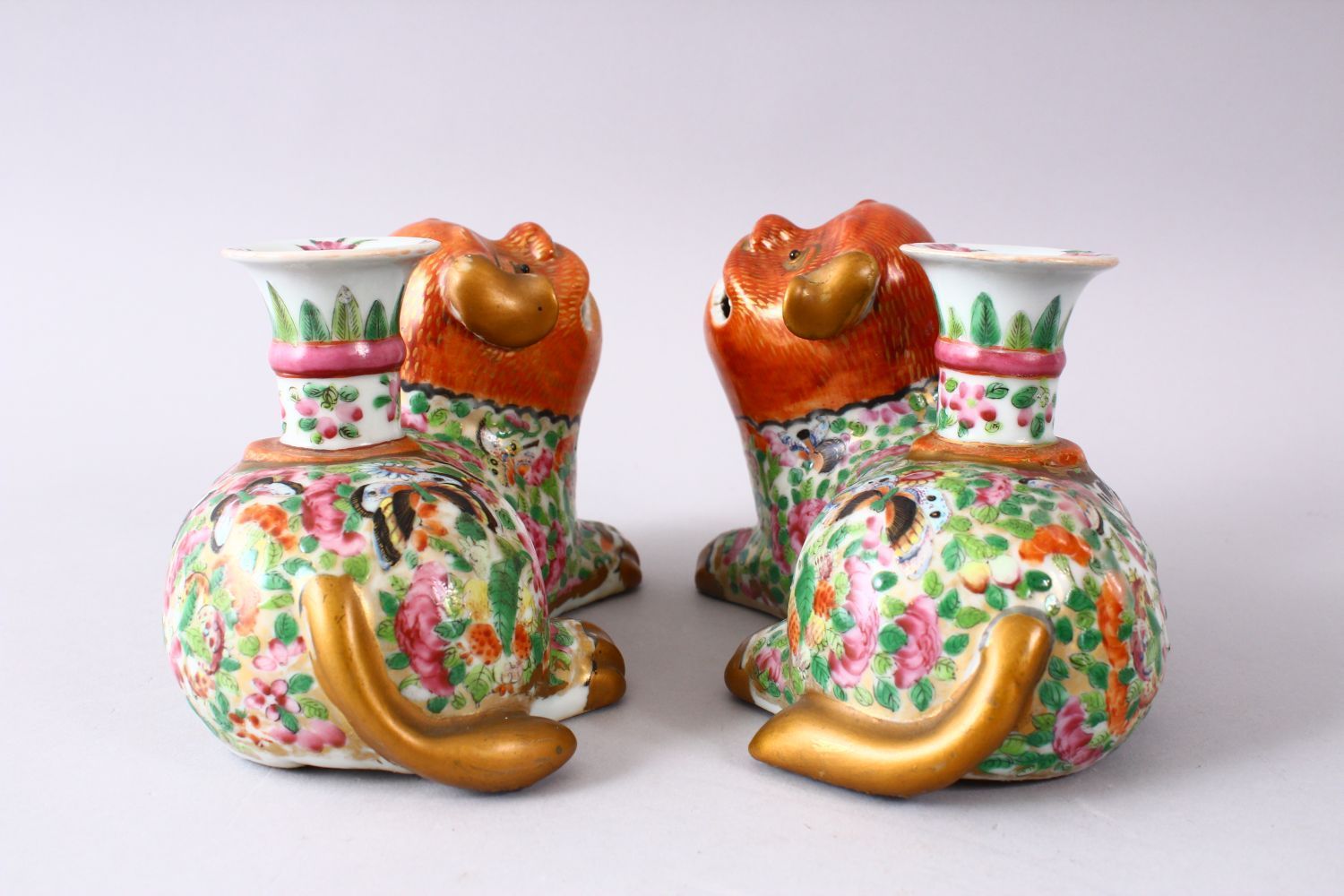 A GOOD PAIR OF 19TH CENTURY CHINESE CORAL & FAMILLE ROSE PORCELAIN CANDLESTICKS IN THE FORM OF - Image 6 of 6