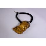 A DECORATIVE PRESSED AMBER AND WHITE METAL MOUNTED NECKLACE.