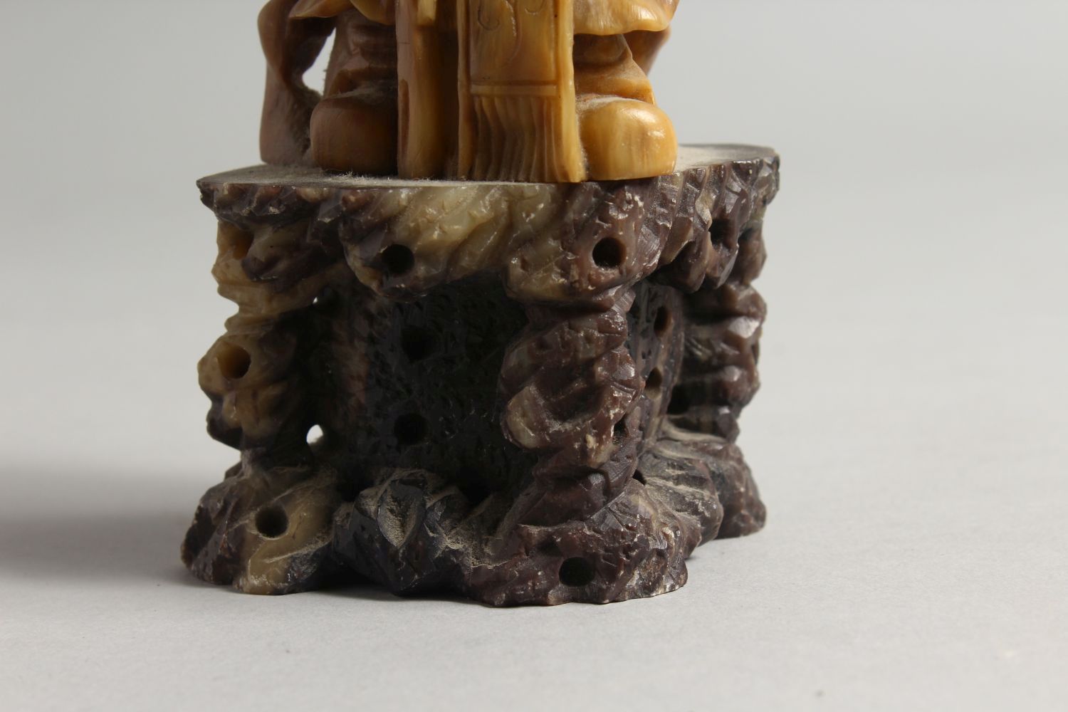 A GOOD 19TH / 20TH CENTURY CHINESE CARVED SOAPSTONE FIGURE OF SHOU LAO, stood on a carved stone base - Image 6 of 6