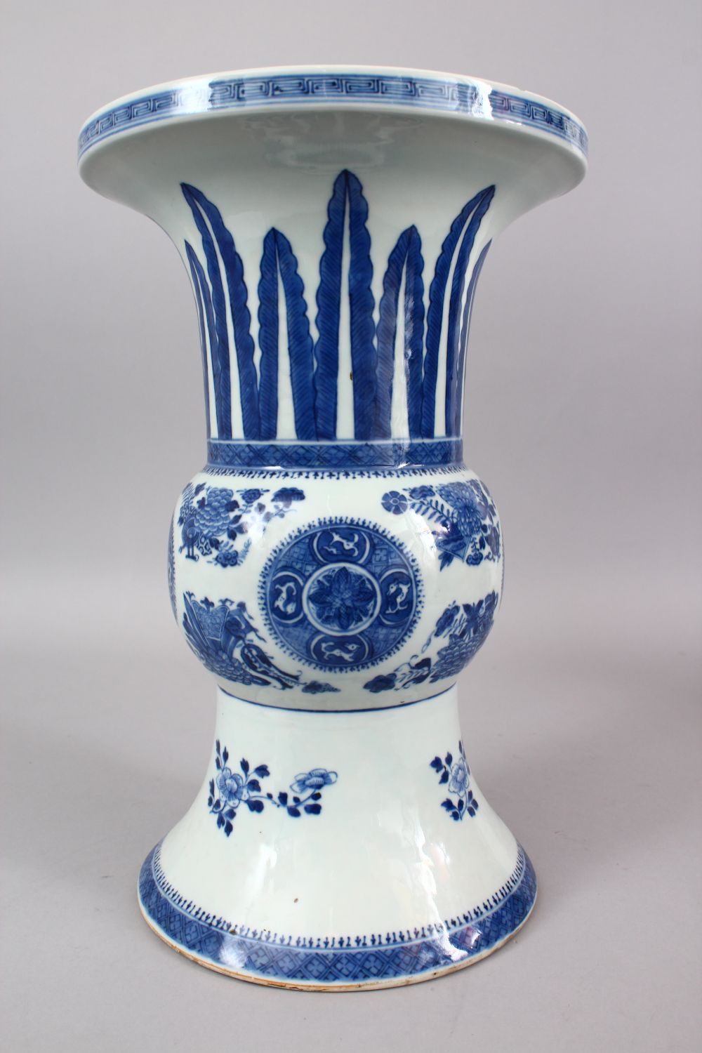 A LARGE CHINESE BLUE & WHITE QIANLONG STYLE PORCELAIN YEN YEN VASE, decorated with borders of lappet - Image 3 of 6