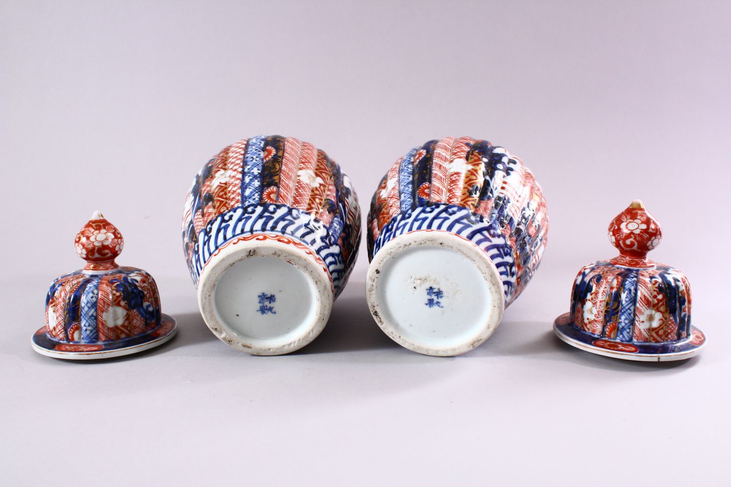 A PAIR OF JAPANESE MEIJI PERIOD IMARI PORCELAIN VASES & COVERS, with panel decoration depicting - Image 6 of 6