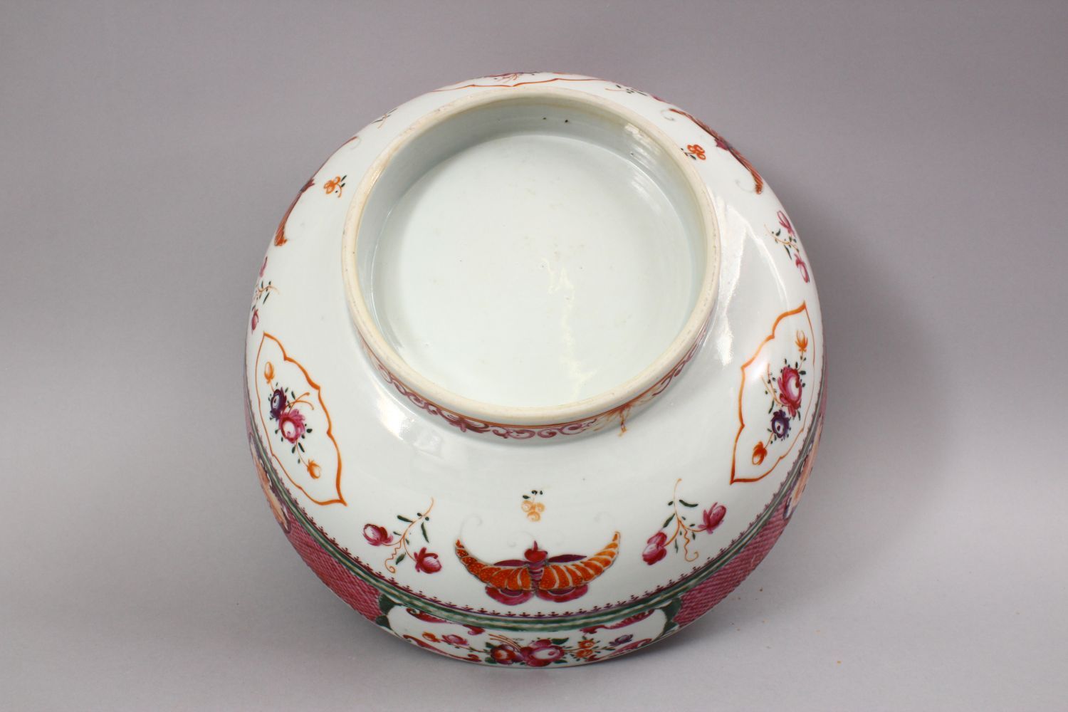 A GOOD 18TH CENTURY CHINESE QIANLONG MANDARIN PORCELAIN BOWL, decorated with scenes of flora and - Image 6 of 6