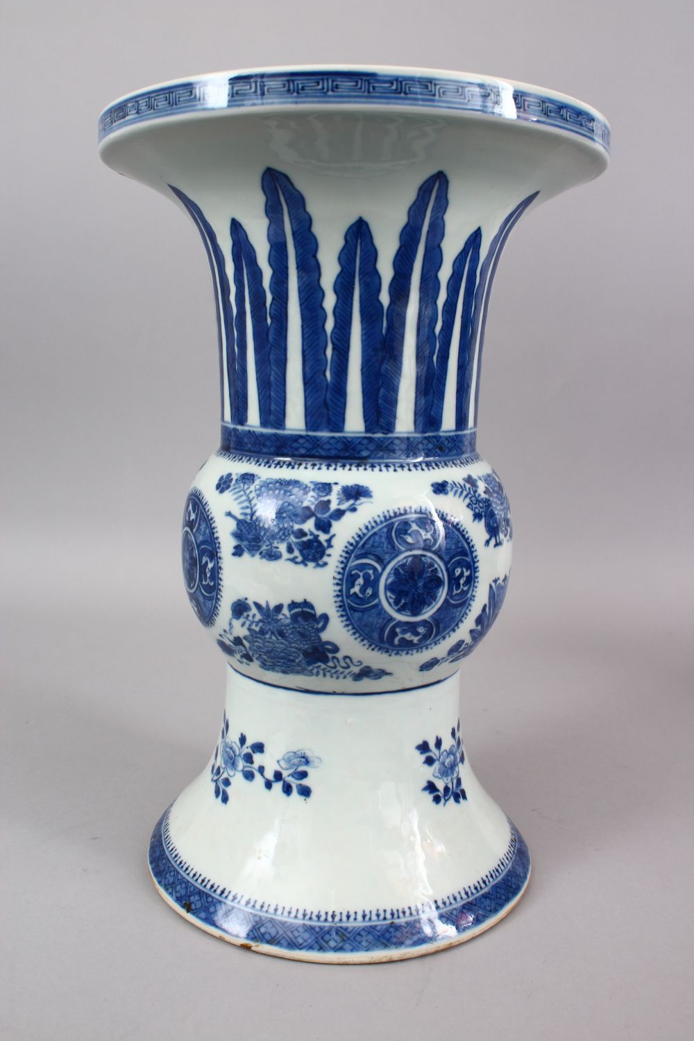 A LARGE CHINESE BLUE & WHITE QIANLONG STYLE PORCELAIN YEN YEN VASE, decorated with borders of lappet - Image 4 of 6