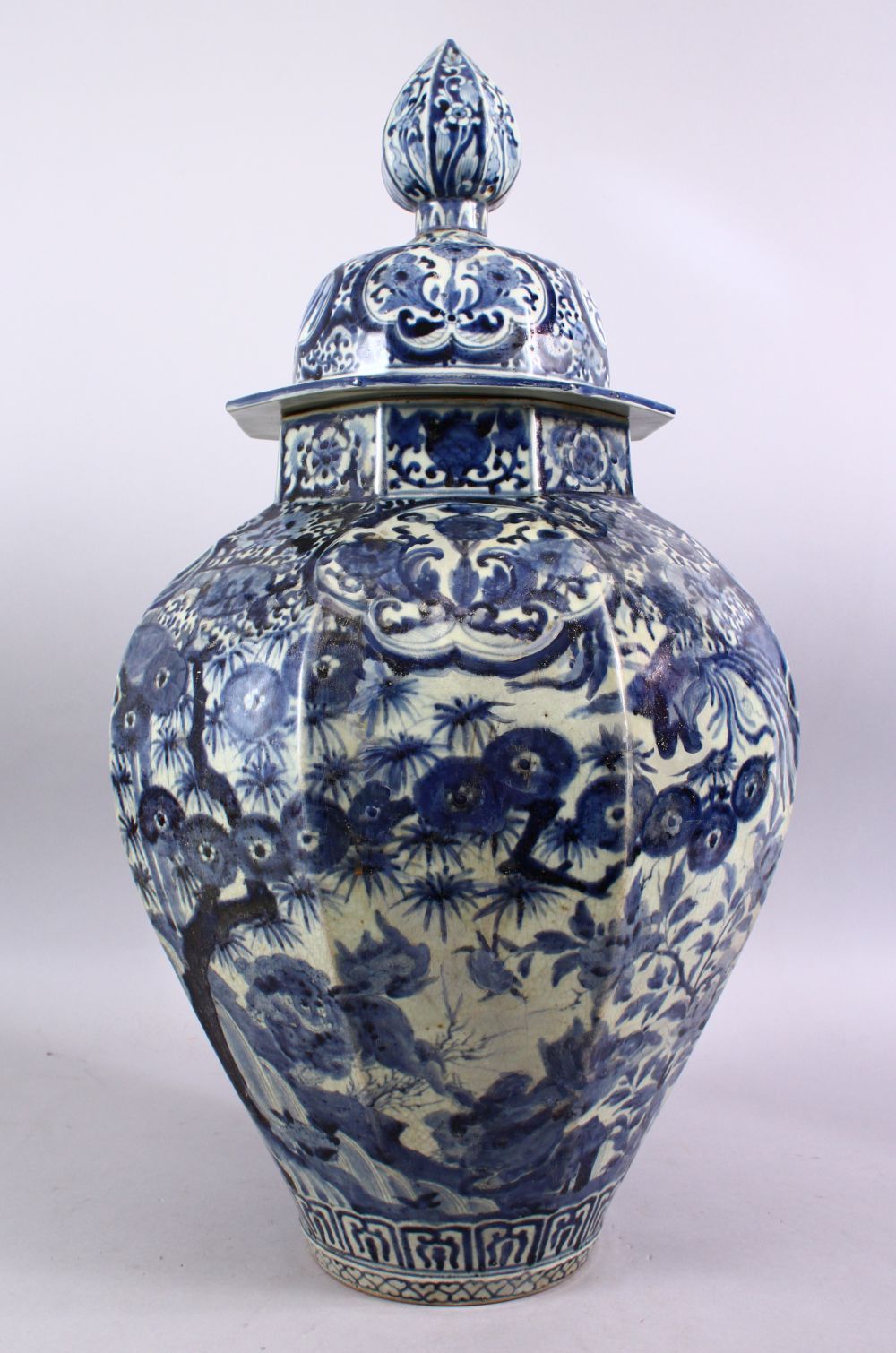 A LARGE EARLY 16TH / 17TH CENTURY JAPANESE BLUE & WHITIE IMARI PORCELAIN VASE & COVER, The octagonal