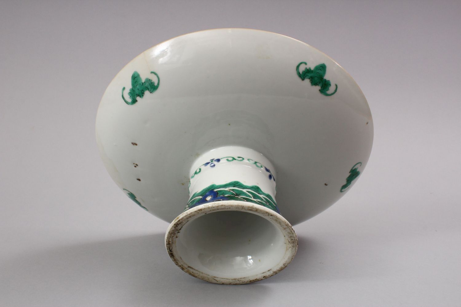 A 19TH CENTURY CHINESE FAMILLE ROSE PORCELAIN STEM DISH, decorated with native array of flora with a - Image 4 of 4