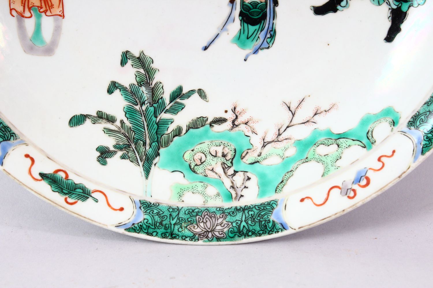 A CHINESE FAMILLE VERTE CIRCULAR PORCELAIN DISH, painted with figures in a garden setting, Kangxi - Image 3 of 5