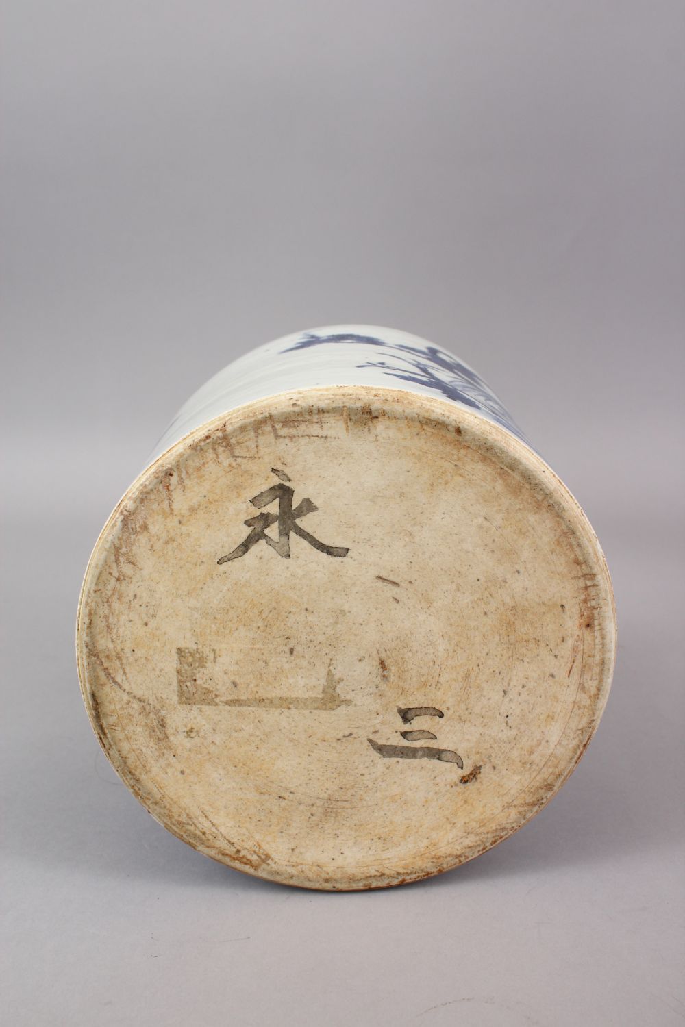 A GOOD CHINESE BLUE & WHITE PORCELAIN BRUSH WASH, decorated with scenes of birds amongst native - Image 6 of 6