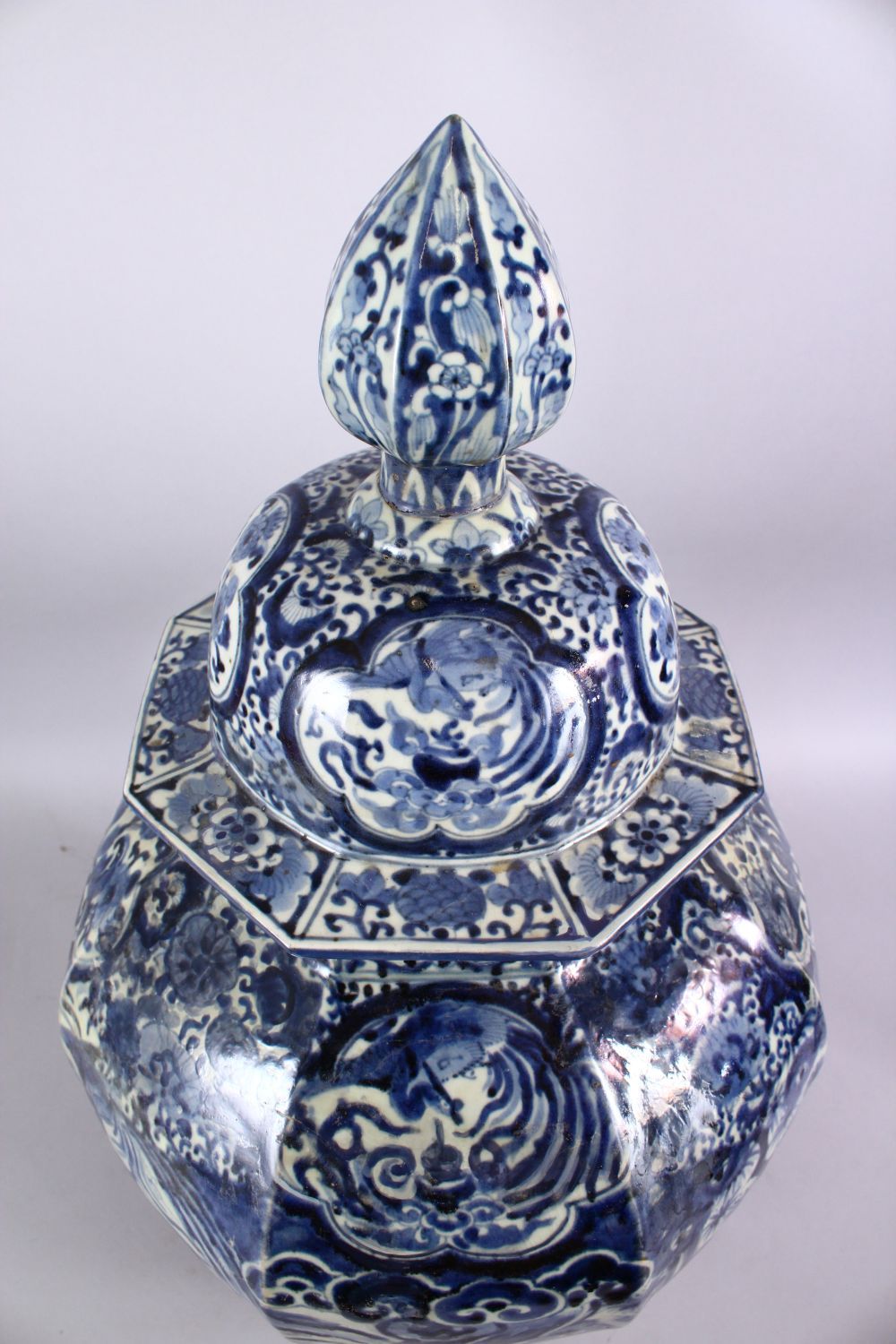 A LARGE EARLY 16TH / 17TH CENTURY JAPANESE BLUE & WHITIE IMARI PORCELAIN VASE & COVER, The octagonal - Image 5 of 6