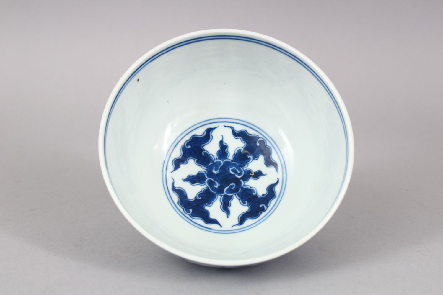 A CHINESE BLUE & WHITE PORCELAIN BOWL, the body with native flora and foliage, the base with a six - Image 5 of 6