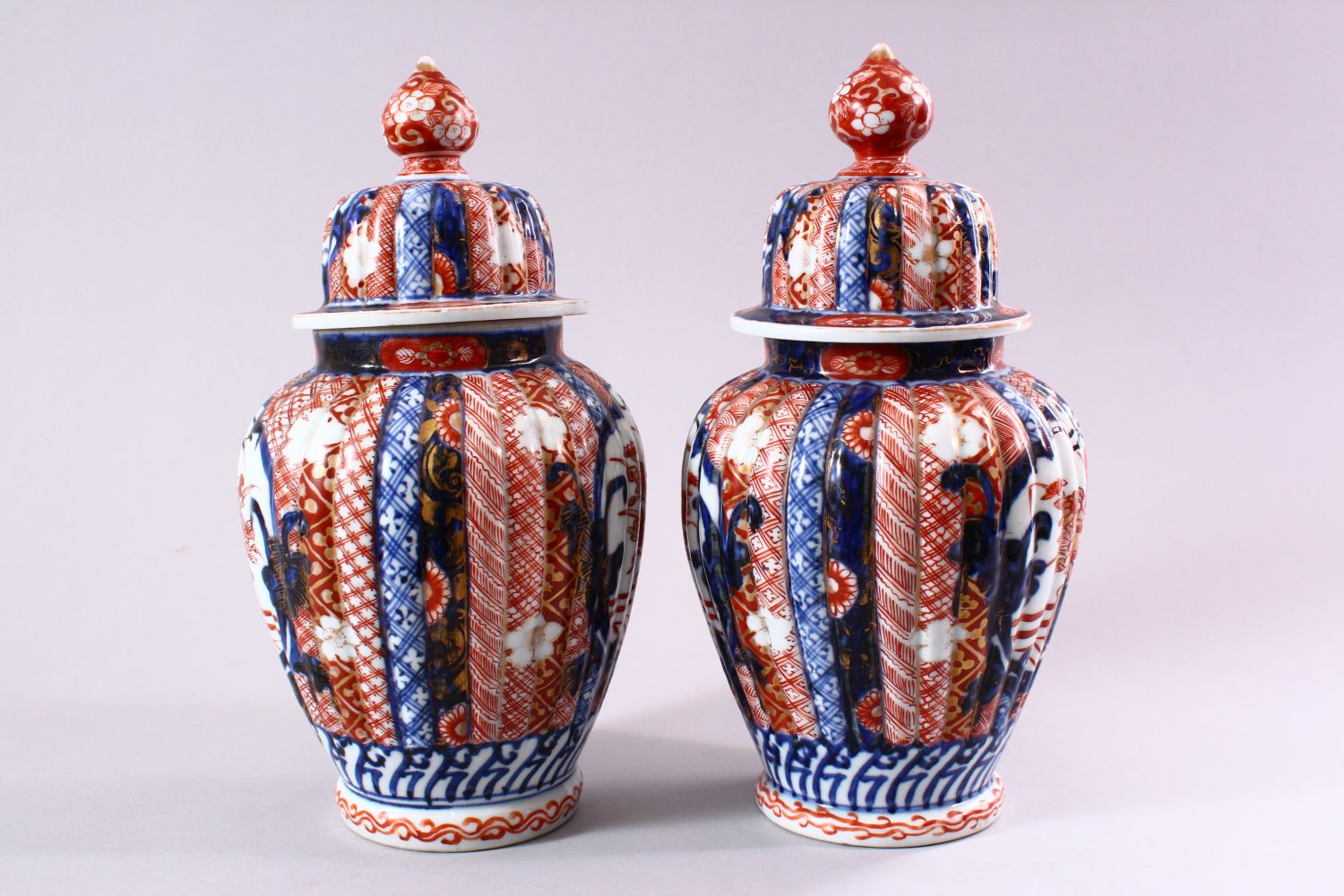 A PAIR OF JAPANESE MEIJI PERIOD IMARI PORCELAIN VASES & COVERS, with panel decoration depicting - Image 2 of 6