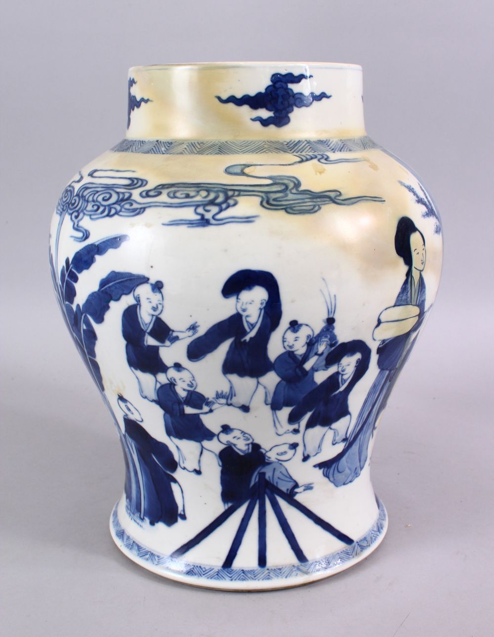 AN 18TH / 19TH CENTURY CHINESE BLUE & WHITE PORCELAIN JAR, with panel decoration of ladies and