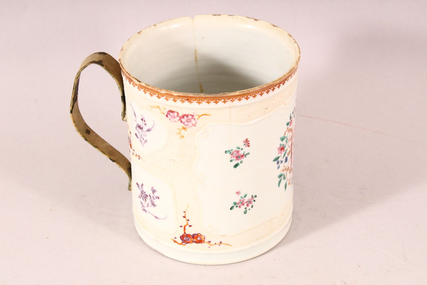 A 19TH CENTURY CHINESE FAMILLE ROSE EXPORT TANKARD, painted with monogram and floral sprays (AF), - Image 3 of 6