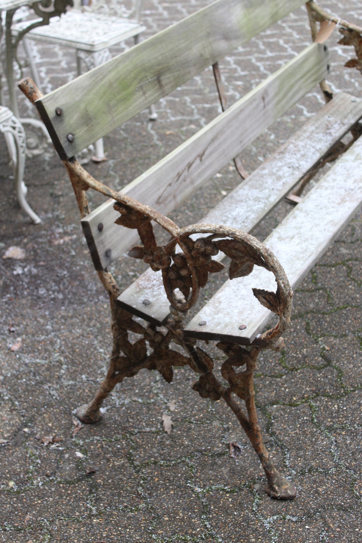 A garden bench with cast iron ends and wooden slatted back and seat. - Image 3 of 3