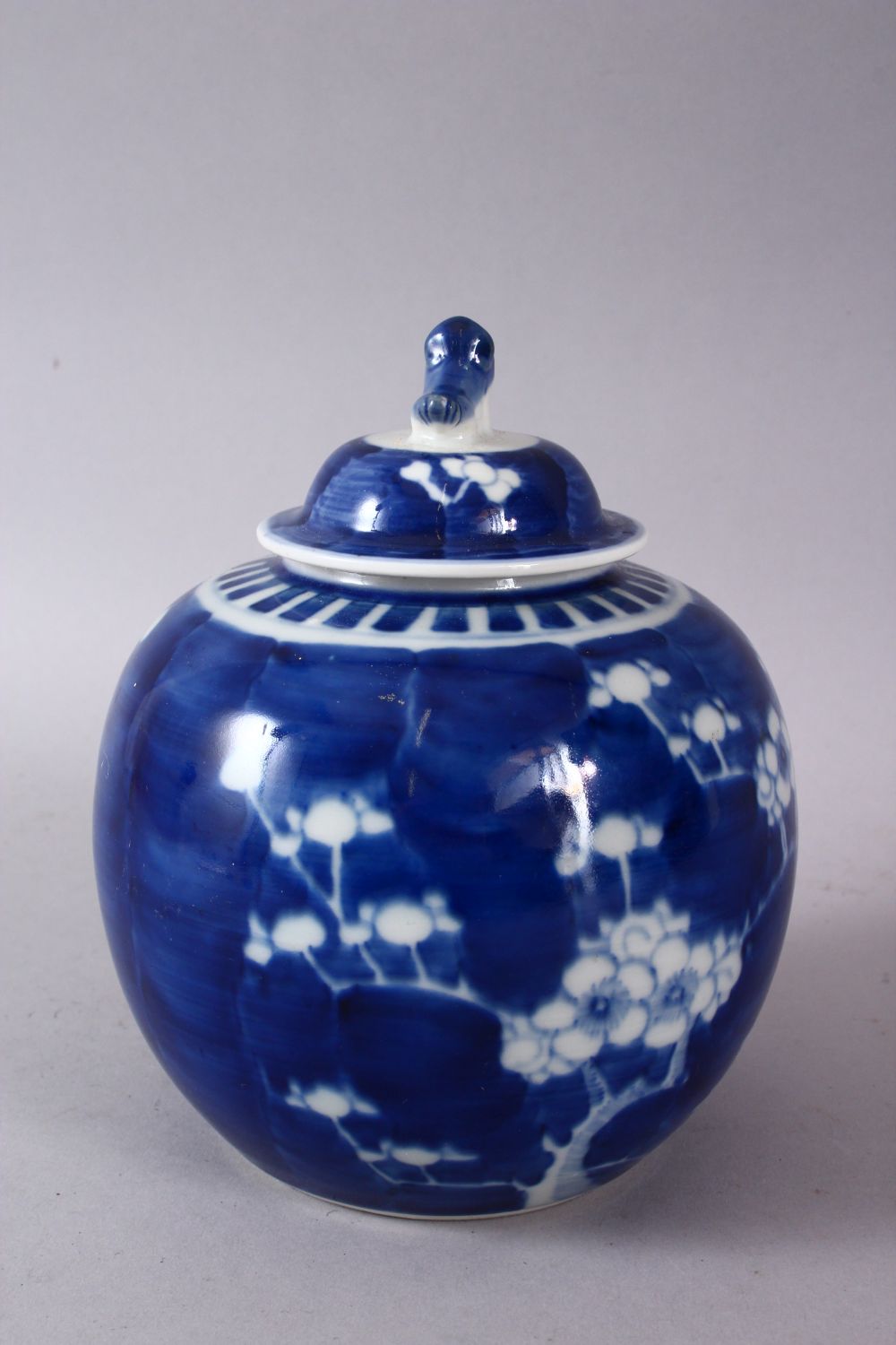 A 19TH / 20TH CENTURY CHINESE BLUE & WHITE PORCELAIN PRUNUS GINGER JAR & COVER, with prunus - Image 4 of 6