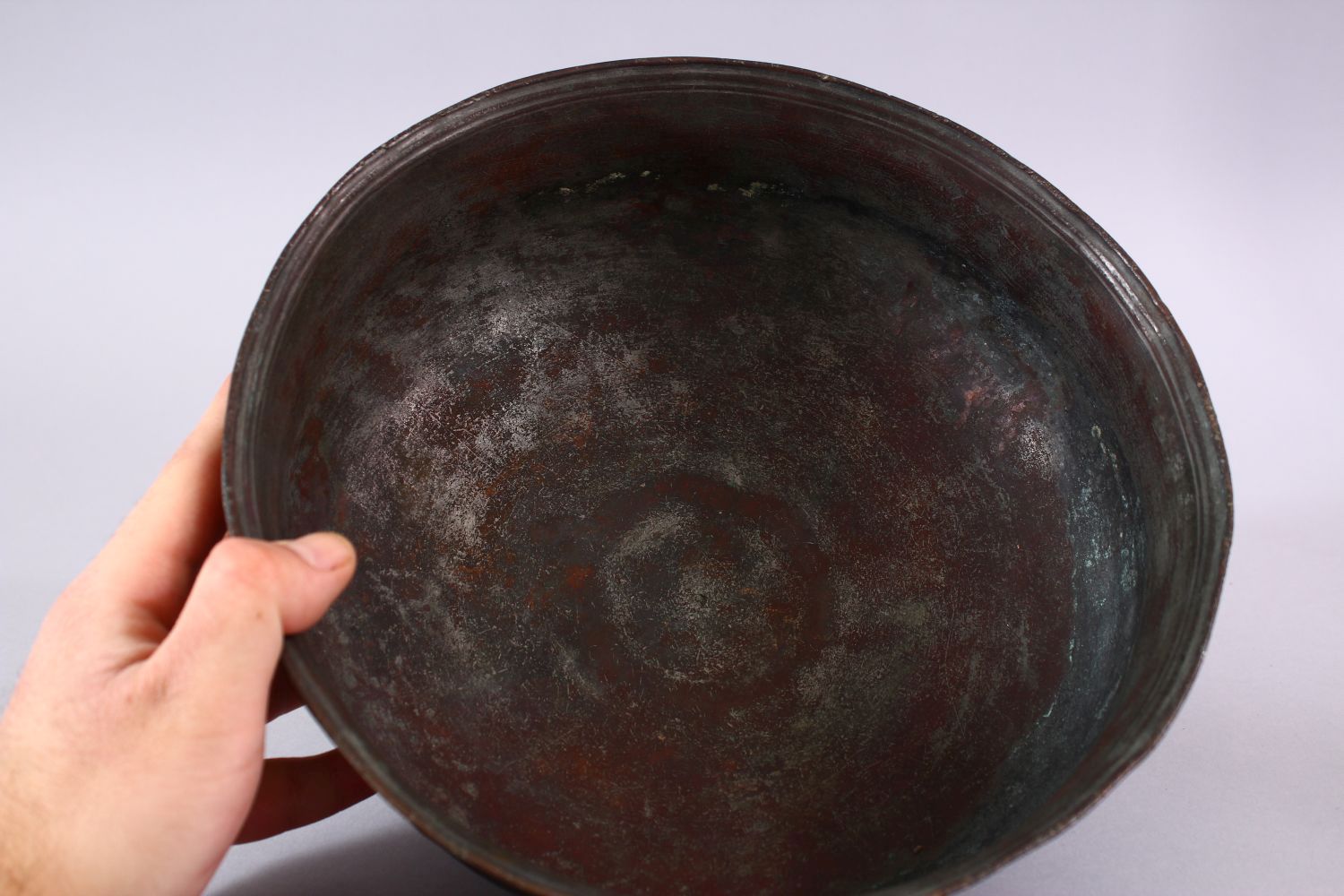 A 19TH CENTURY IRAN PERSIAN SAFAVID CALLIGRAPHIC BRONZE BOWL, with bands of calligraphy and floral - Image 5 of 6