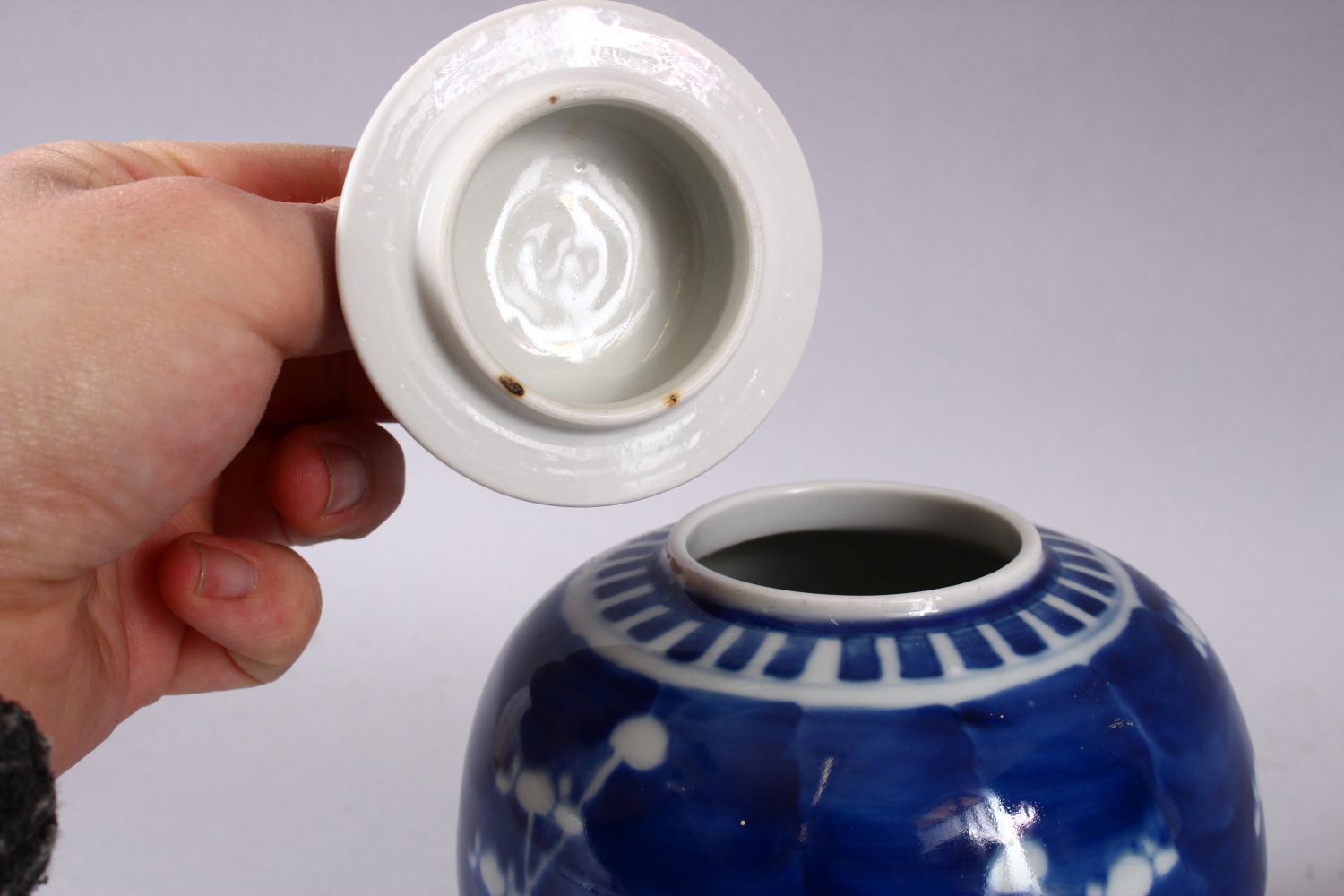 A 19TH / 20TH CENTURY CHINESE BLUE & WHITE PORCELAIN PRUNUS GINGER JAR & COVER, with prunus - Image 5 of 6