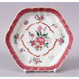 AN 18TH CENTURY FAMILLE ROSE SPOON TRAY, 13cm diameter.