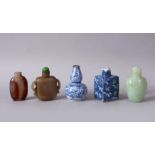A MIXED LOT OF 5 CHINESE SNUFF BOTTLES, the lot comprising a small blue & white porcelain gourd