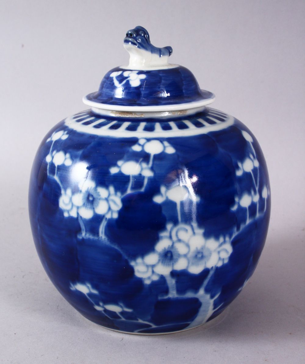 A 19TH / 20TH CENTURY CHINESE BLUE & WHITE PORCELAIN PRUNUS GINGER JAR & COVER, with prunus