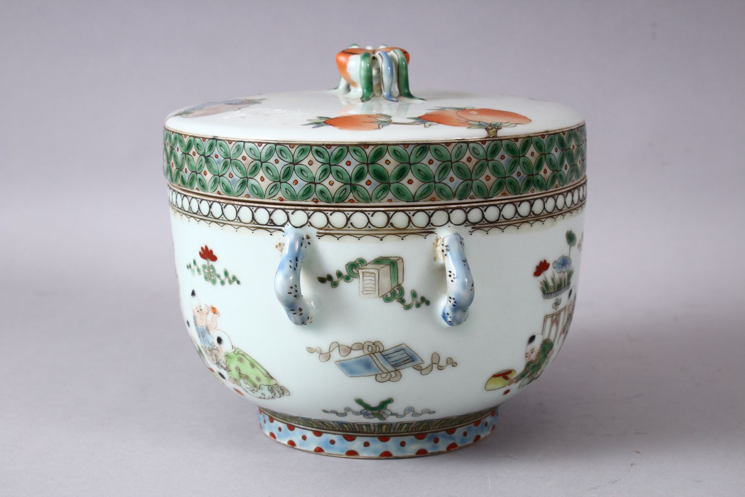A CHINESE FAMILLE VERTE PORCELAIN BOWL & COVER, decorated with peach fruits, and figures and - Image 3 of 8