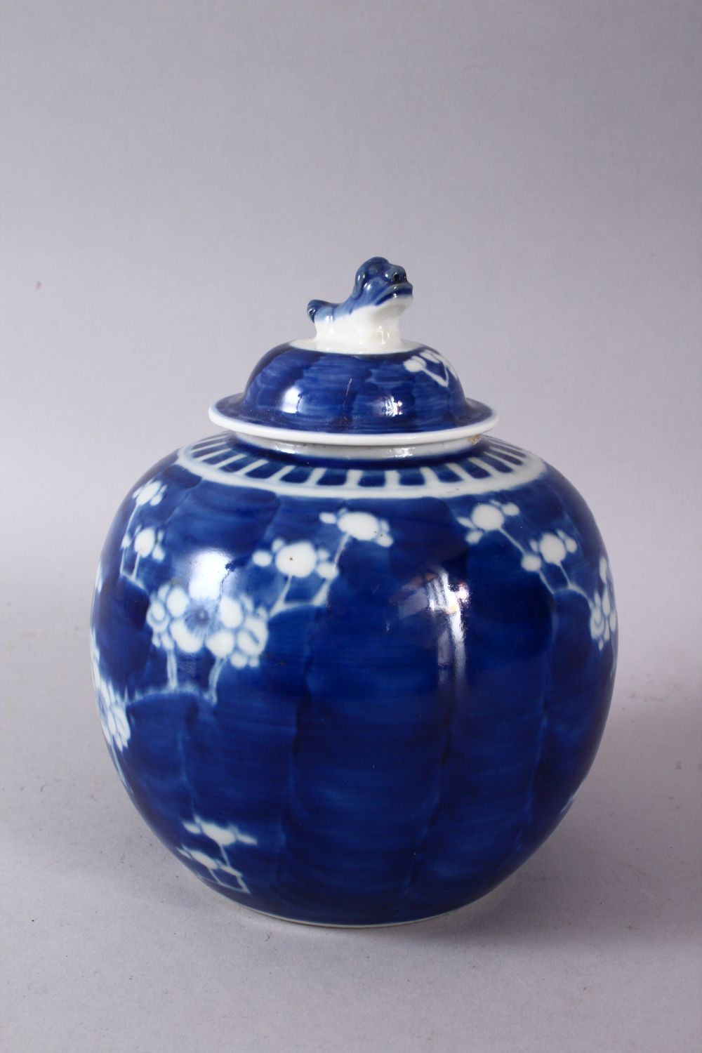 A 19TH / 20TH CENTURY CHINESE BLUE & WHITE PORCELAIN PRUNUS GINGER JAR & COVER, with prunus - Image 3 of 6