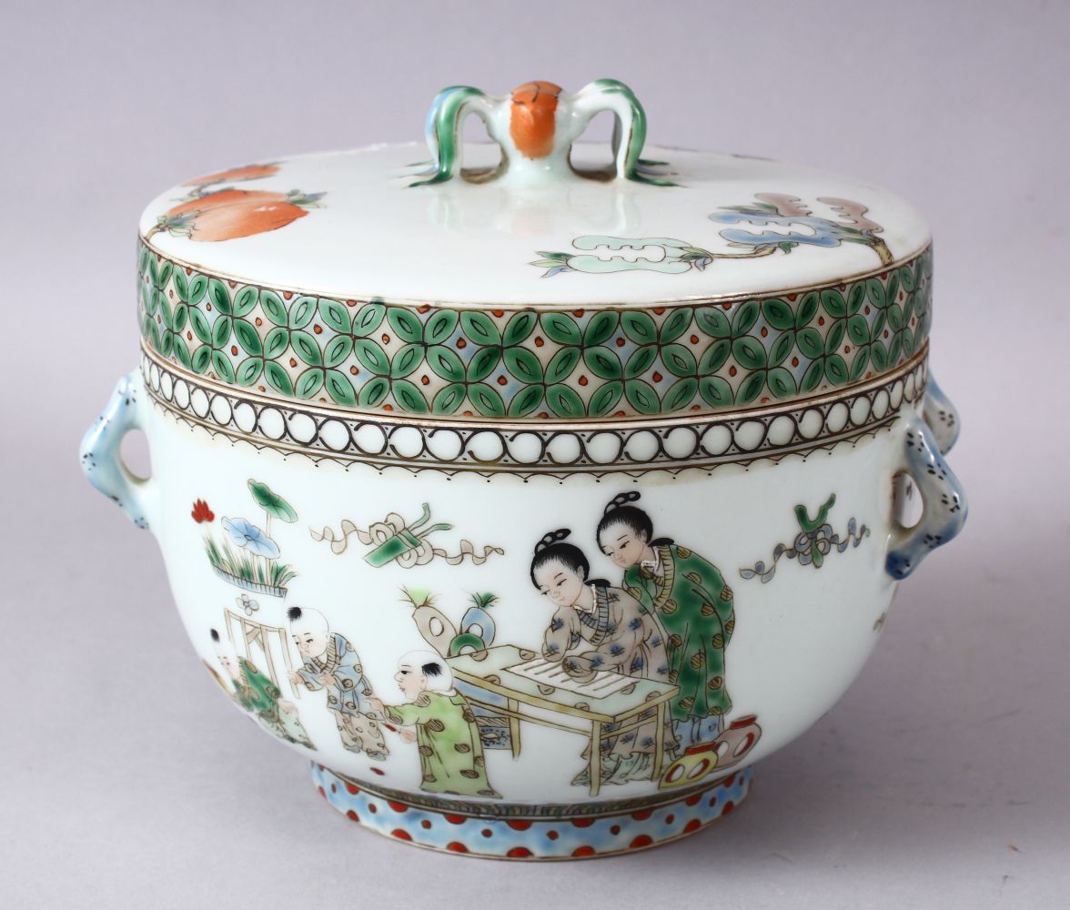 A CHINESE FAMILLE VERTE PORCELAIN BOWL & COVER, decorated with peach fruits, and figures and