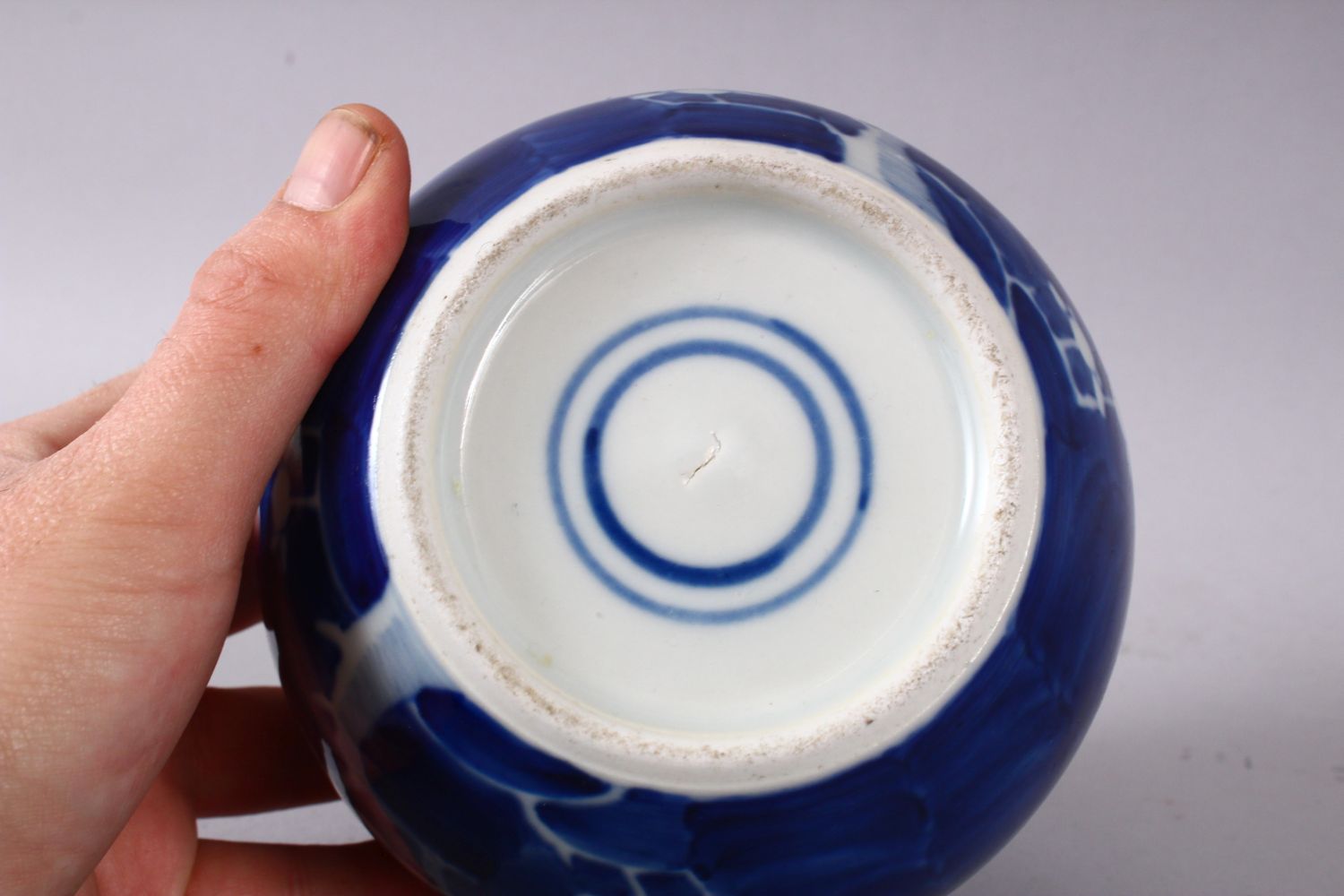 A 19TH / 20TH CENTURY CHINESE BLUE & WHITE PORCELAIN PRUNUS GINGER JAR & COVER, with prunus - Image 6 of 6