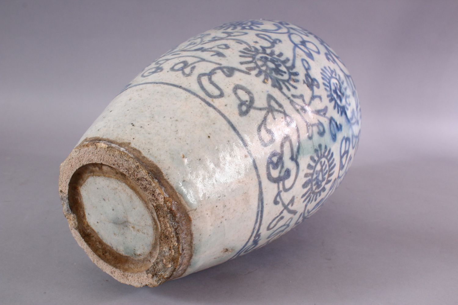 A LARGE 18TH CENTURY PERSIAN SAFAVID BLUE & WHITE GLAZED POTTERY VASE, the vase decorated with - Image 6 of 6