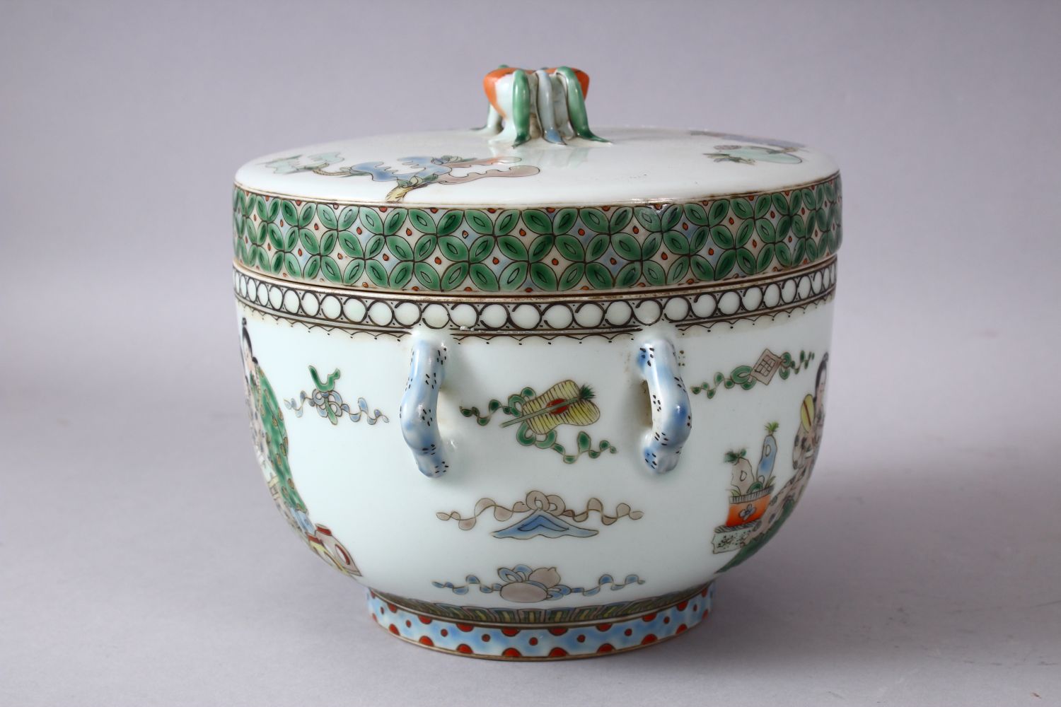 A CHINESE FAMILLE VERTE PORCELAIN BOWL & COVER, decorated with peach fruits, and figures and - Image 5 of 8