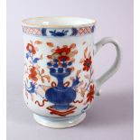 A 18TH/19TH CENTURY CHINESE IMARI PORCELAIN TANKARD, decorated in typical imari palate of flora with