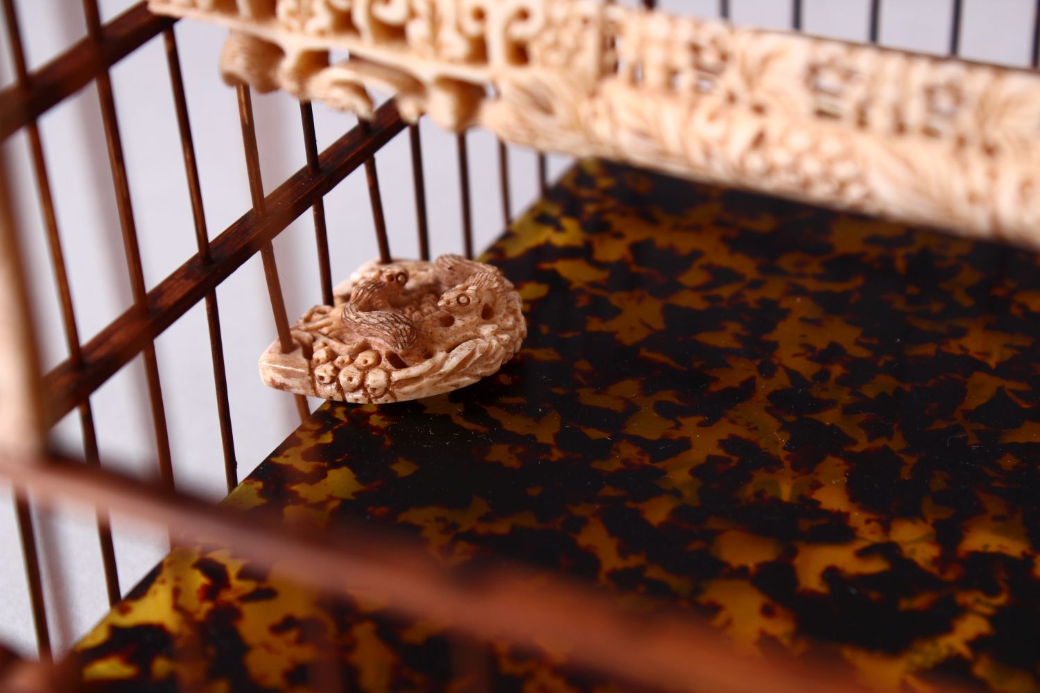 A 19TH CENTURY BAMBOO, BONE AND TORTOISESHELL BIRD CAGE, with carved bone insets of rats and - Image 8 of 11