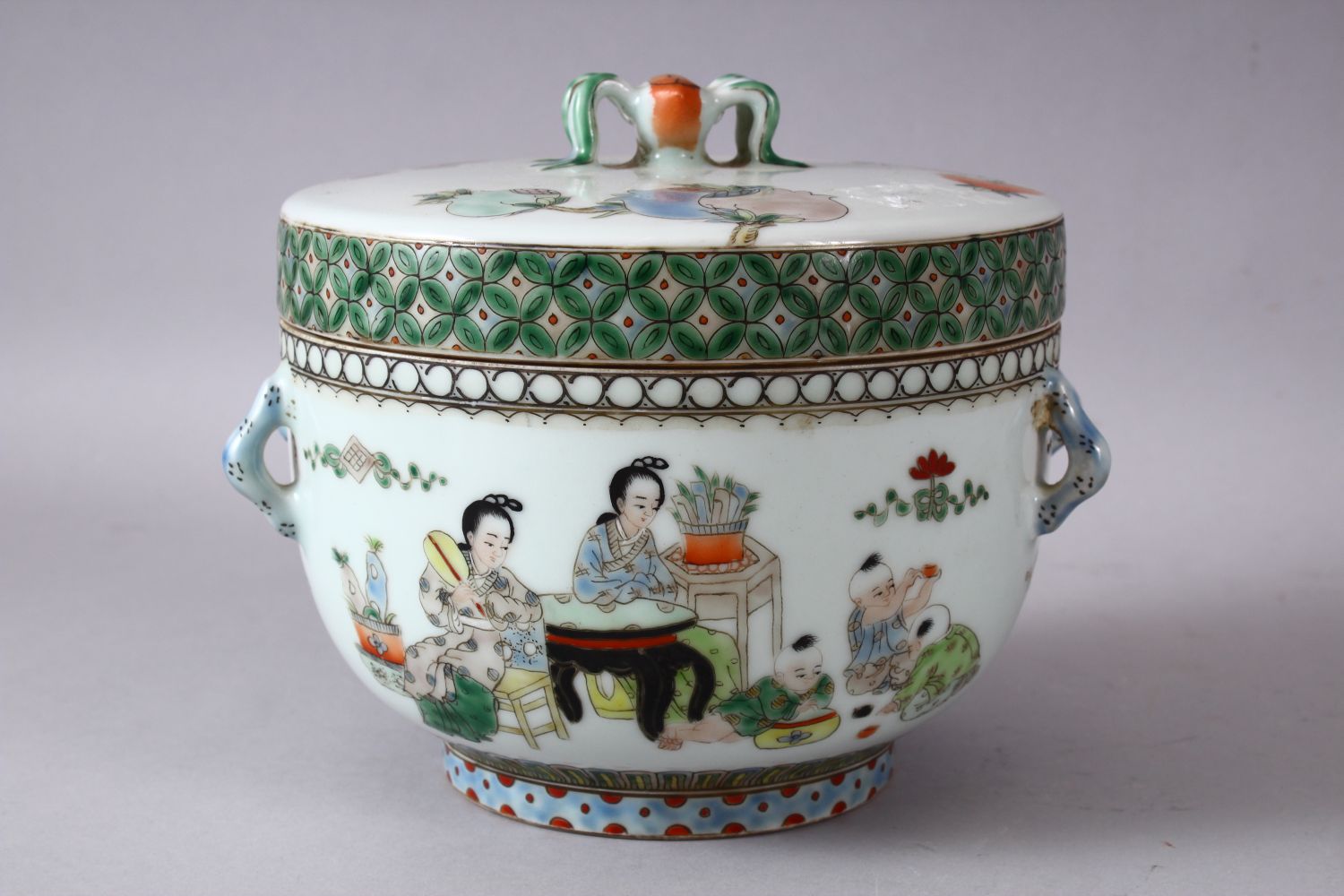 A CHINESE FAMILLE VERTE PORCELAIN BOWL & COVER, decorated with peach fruits, and figures and - Image 4 of 8