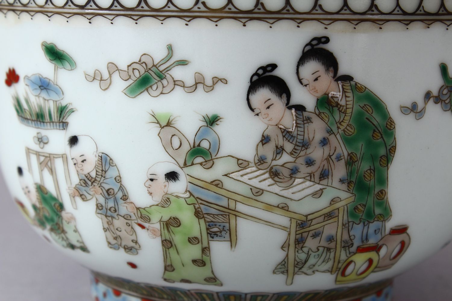 A CHINESE FAMILLE VERTE PORCELAIN BOWL & COVER, decorated with peach fruits, and figures and - Image 2 of 8