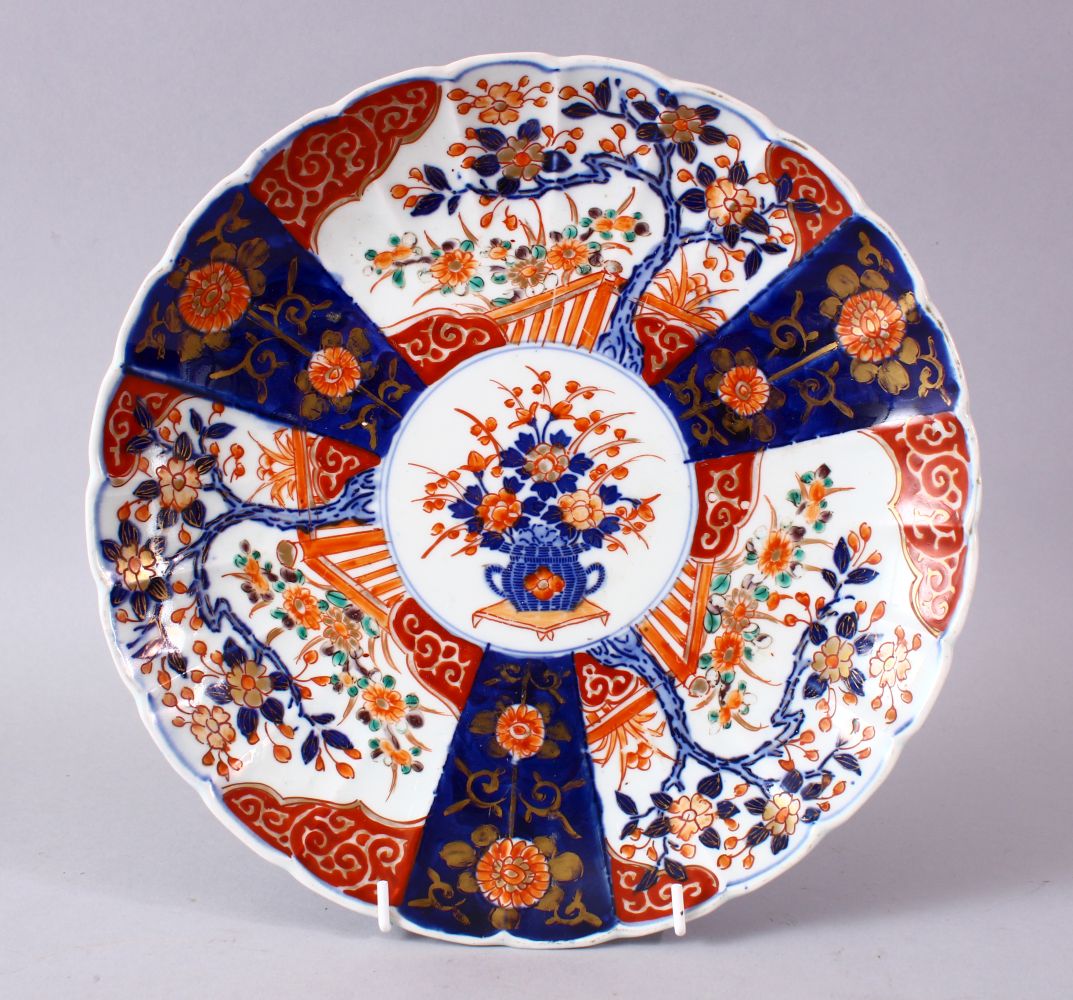 A MEIJI PERIOD IMARI PLATTER, 28cm.