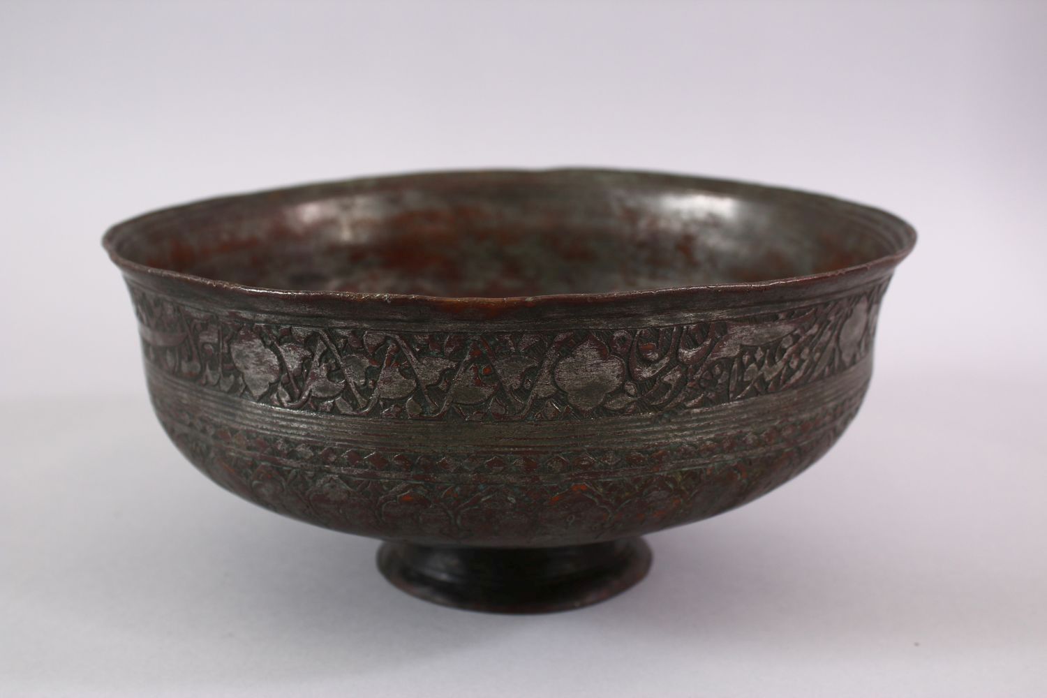 A 19TH CENTURY IRAN PERSIAN SAFAVID CALLIGRAPHIC BRONZE BOWL, with bands of calligraphy and floral - Image 3 of 6