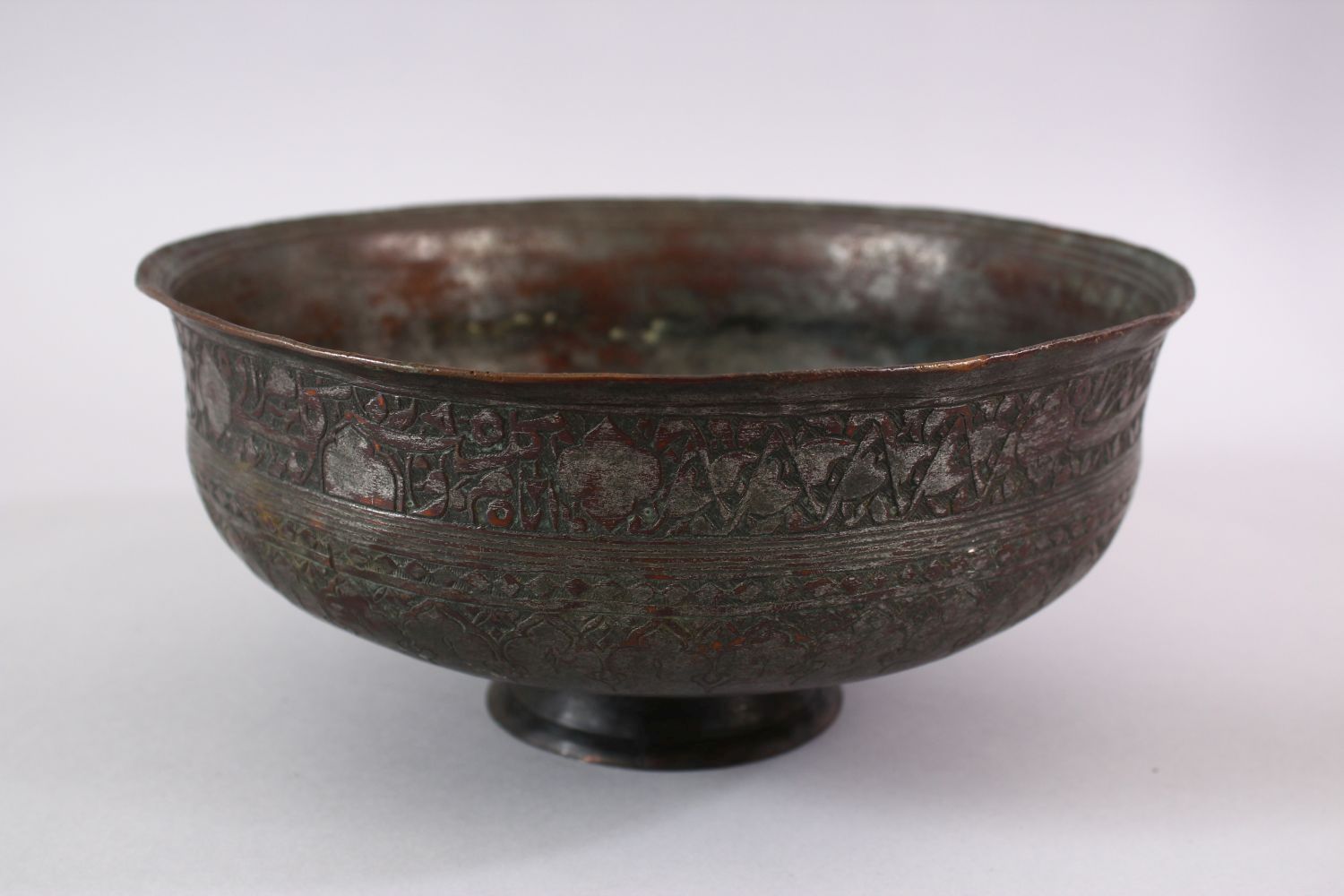 A 19TH CENTURY IRAN PERSIAN SAFAVID CALLIGRAPHIC BRONZE BOWL, with bands of calligraphy and floral - Image 4 of 6