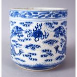 AN 18TH / 19TH CENTURY CHINESE BLUE & WHITE DRAGON POT / BRUSH WASH, decorated with blue dragons