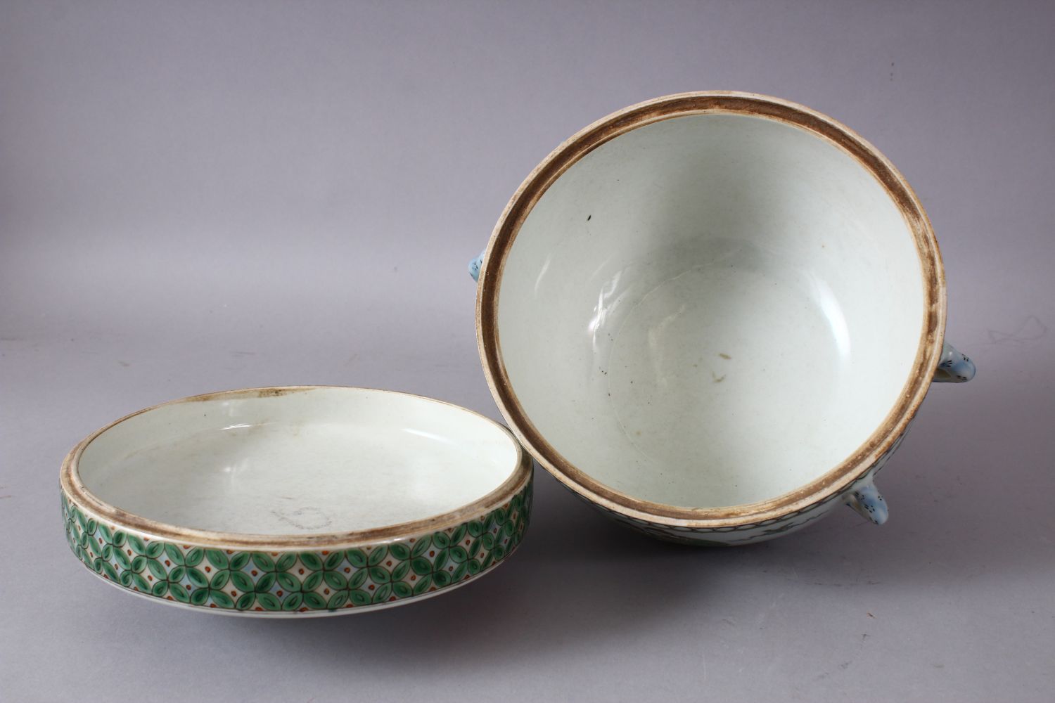 A CHINESE FAMILLE VERTE PORCELAIN BOWL & COVER, decorated with peach fruits, and figures and - Image 6 of 8