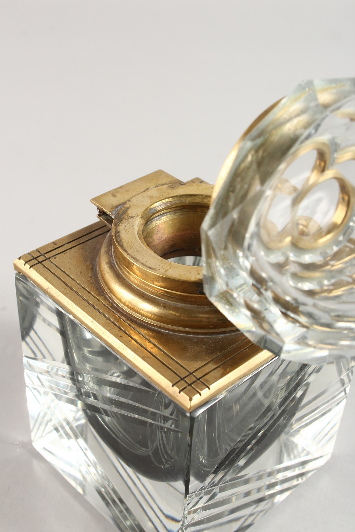 A VERY HEAVY CUT GLASS AND BRASS TABLE INKSTAND with hinged top. 3.75ins square. - Image 3 of 4