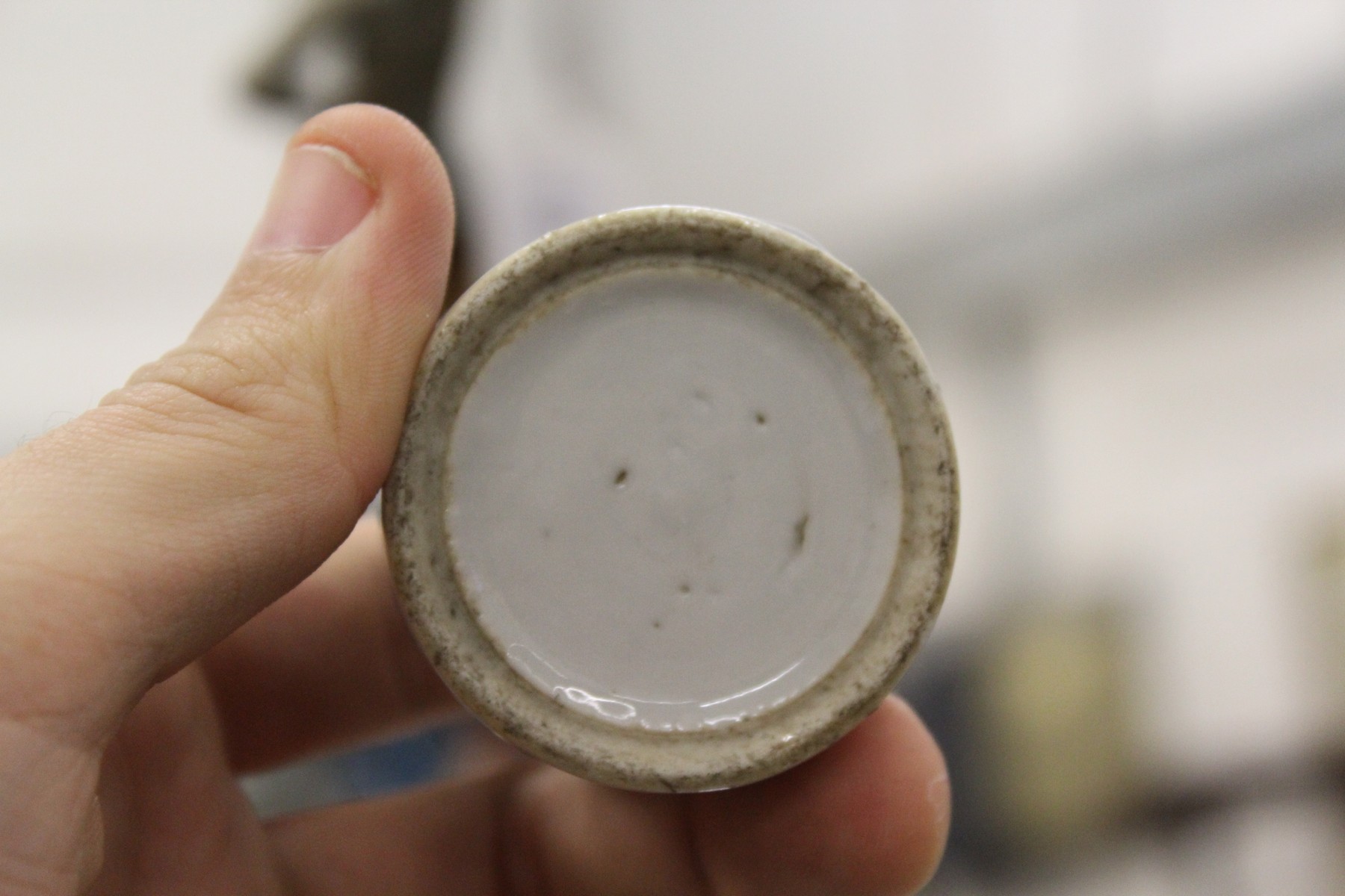 A small 19th century Chinese blue and white porcelain brush wash. - Image 3 of 3