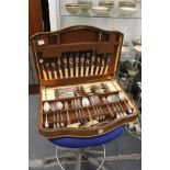 An oak cased canteen of cutlery.