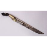 A FINE 18TH CENTURY SRI LANKAN PIHA KEATA DAGGER, with carved horn hilt, with gold, copper and
