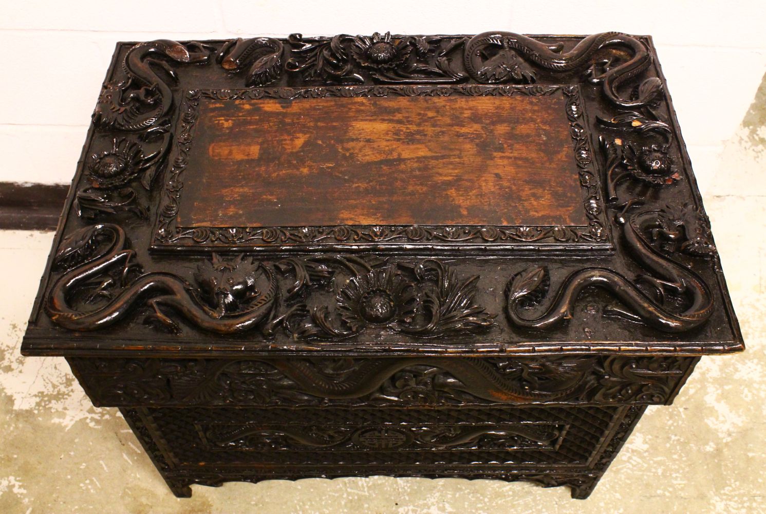 A 19TH CENTURY CHINESE / KASHMIR WALNUT TRAVELLING FOLDING TABLE, the top carved with dragons and - Bild 2 aus 6